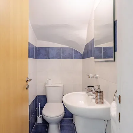 Panoramic Views In Peaceful Apartment